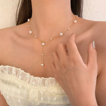Elegante collar geométrico de perlas artificiales con borlas de acero de titanio