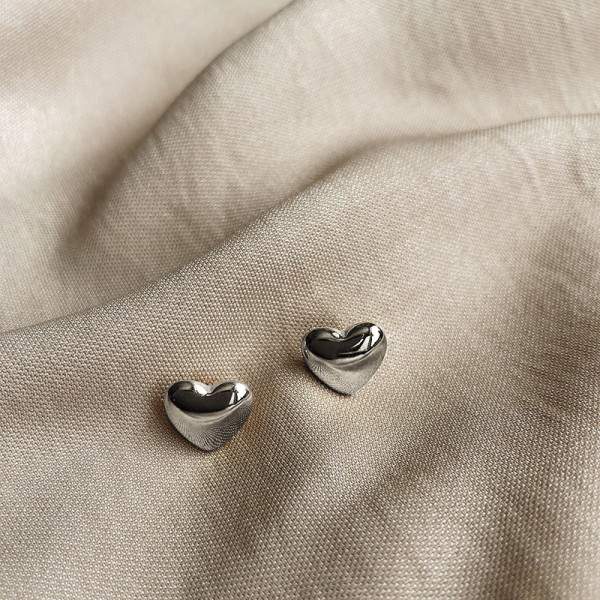 1 par de pendientes de acero de titanio con forma de corazón a la moda