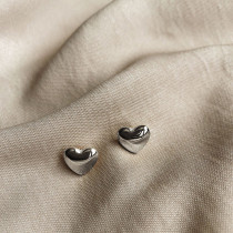 1 par de pendientes de acero de titanio con forma de corazón a la moda