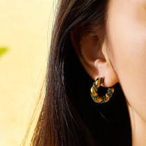 1 par de pendientes chapados en oro con circonita de acero inoxidable con incrustaciones de torsión en forma de C elegantes y lujosos