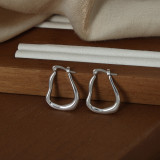 1 par de pendientes chapados en oro de 18 quilates de acero de titanio con revestimiento geométrico de estilo simple