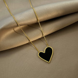 Collar chapado en oro de 18 quilates con incrustaciones de acero de titanio con forma de corazón informal estilo IG