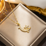 Collar chapado en oro de 18 quilates con incrustaciones de acero inoxidable y estrella y luna de estilo simple