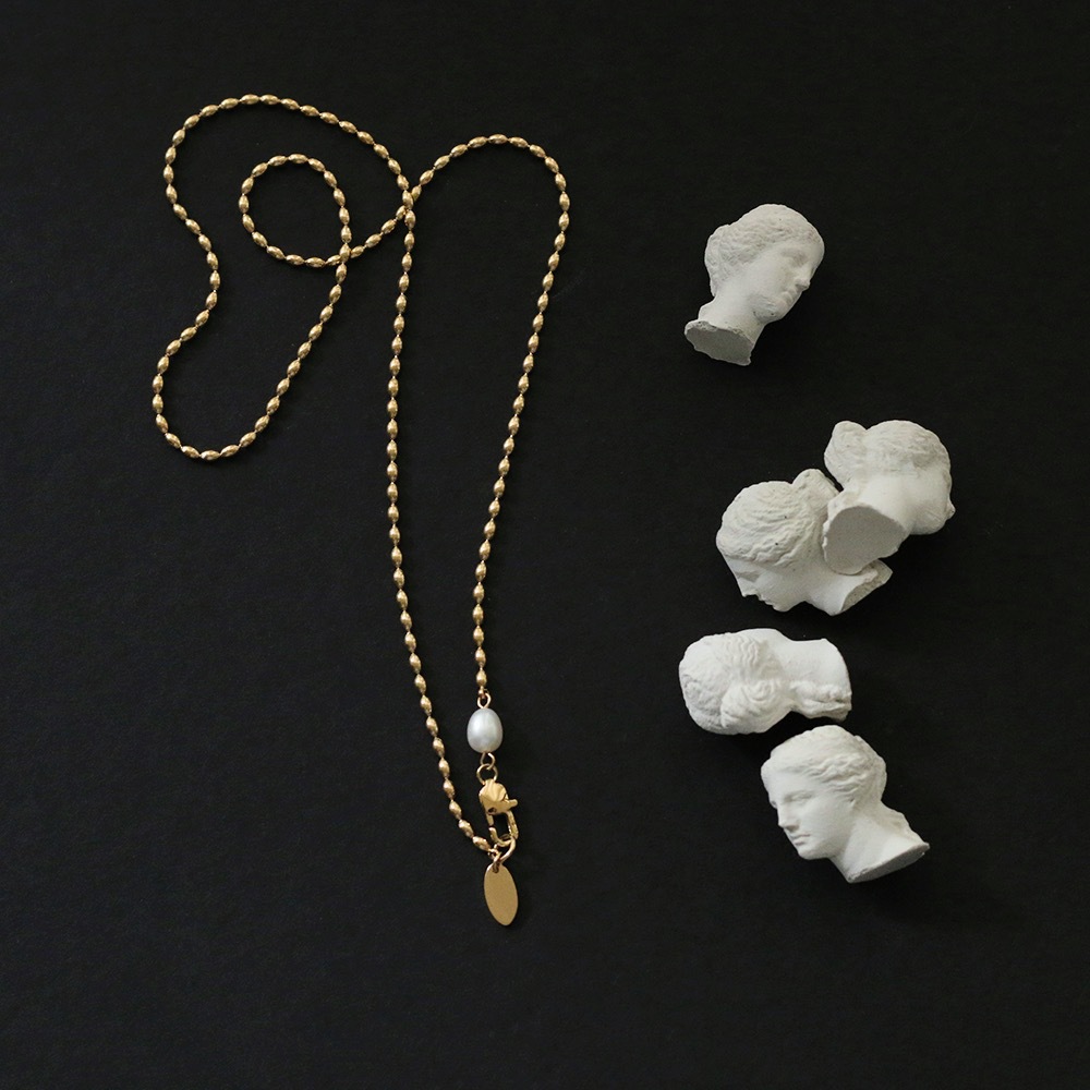 Collar chapado en oro de acero titanio con perlas de agua dulce europeas y americanas simples