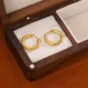 1 par de pendientes de aro chapados en oro de 18 quilates de acero inoxidable con revestimiento hexagonal de estilo simple