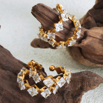 1 par de lujosos pendientes chapados en forma de C brillante con incrustaciones de acero de titanio y circonita chapados en oro de 18 quilates
