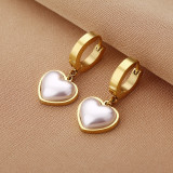 Pendientes colgantes de perlas con incrustaciones de acero de titanio con forma de corazón a la moda, 1 par