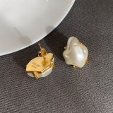 1 par de pendientes elegantes chapados en oro de 18 quilates con perlas de agua dulce y chapado irregular