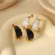 1 par de aretes chapados en oro de 18 quilates de acero inoxidable pulido en forma de C