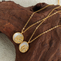 Collar chapado en oro de 18 quilates con revestimiento de acero de titanio y flor de estilo simple