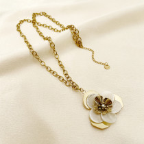 Collar con colgante de perlas artificiales chapado en oro de acero inoxidable con flor de estilo francés elegante a granel