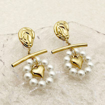 1 par de pendientes colgantes chapados en oro y perlas de acero inoxidable con incrustaciones de pulido en forma de corazón