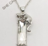 Collar con colgante de circonita con incrustaciones de acero y titanio de aleación rectangular de leopardo retro