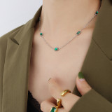 Collar de circón esmeralda de lujo ligero de estilo retro, collar de oro real chapado en acero de titanio de 18 quilates
