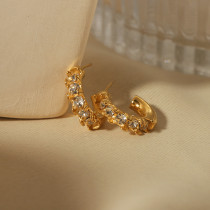 1 par de pendientes chapados en oro de 18 quilates con incrustaciones de diamantes de imitación de acero inoxidable con forma de C de estilo Simple