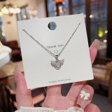 Collar con colgante de diamante artificial con incrustaciones de cobre y acero titanio con alas en forma de corazón