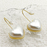 1 par de ganchos para la oreja chapados en oro y perlas de acero inoxidable con incrustaciones en forma de corazón elegantes e informales