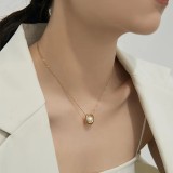 Elegante collar con colgante de perlas artificiales con revestimiento de acero de titanio en forma de U