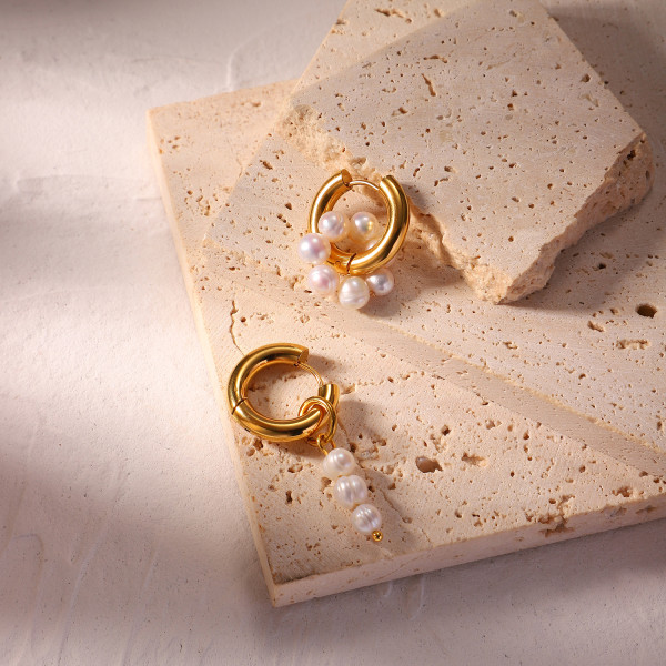 Pendientes Ins europeos y americanos que usan celebridades en línea Chapado en oro de 18 quilates Pendientes asimétricos de perlas naturales de agua dulce con colgante de orejera Joyas