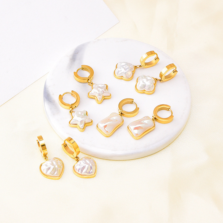1 par de pendientes colgantes de perlas artificiales con incrustaciones de acero titanio y flor en forma de corazón elegante para mujer