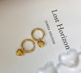 Pendientes circulares de acero titanio y chapado en oro de 18 quilates con colgante simple en forma de corazón