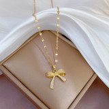 Collar con colgante de circón con incrustaciones de cobre y acero titanio con nudo de lazo de estilo simple