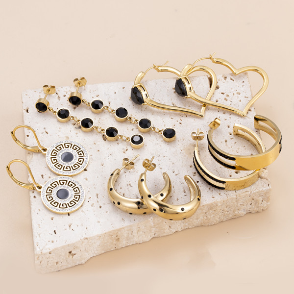 1 par de pendientes chapados en oro de 18 quilates con incrustaciones de circonio y forma de corazón redondo en forma de C de estilo clásico básico