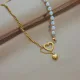 Collar con colgante chapado en oro de 18 quilates con revestimiento de acero de titanio y perlas de imitación en forma de corazón elegante