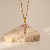 Collar simple con colgante de cruz de circonita rosa de acero inoxidable chapado en oro de 18 quilates