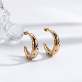 1 par de pendientes chapados en oro de 18 quilates con incrustaciones de circonio y forma de corazón redondo en forma de C de estilo clásico básico