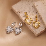 1 par de pendientes colgantes chapados en oro de 18 quilates con incrustaciones de acero de titanio y piedras preciosas artificiales de estilo Simple con forma de corazón