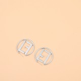 1 par de pendientes de acero inoxidable con letras de estilo simple