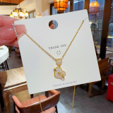 Elegante letra en forma de corazón Chapado en acero de titanio con incrustaciones de perlas artificiales collar con colgante chapado en oro de circón
