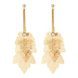 1 par de pendientes de gota chapados en oro con incrustaciones de pétalos de hoja de arce para mujer