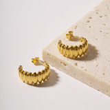 1 par de pendientes chapados en oro de acero inoxidable con forma de C