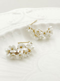 1 par de aretes chapados en oro con perlas artificiales de acero inoxidable con incrustaciones de flores elegantes