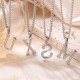 Collar con colgante de acero inoxidable con letras informales