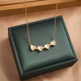 Collar con colgante de concha de diamantes de imitación con incrustaciones de acero titanio y trébol de cuatro hojas a la moda