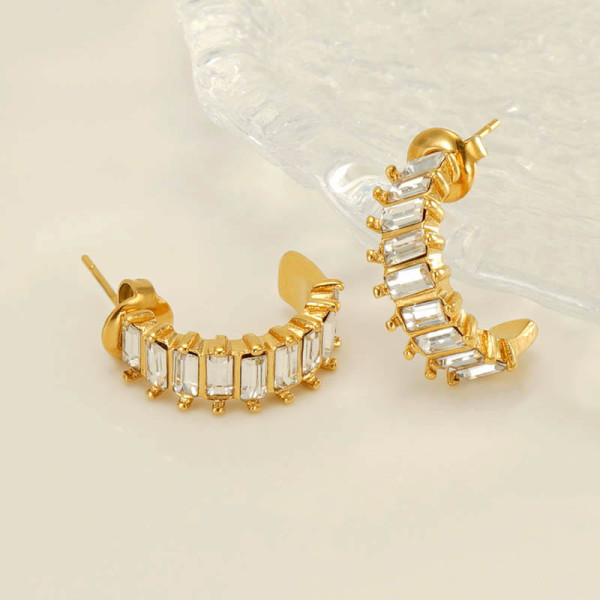 1 par de pendientes elegantes chapados en forma de C con incrustaciones de acero inoxidable y circonita chapados en oro de 18 quilates