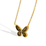 Collar chapado en oro de 18 quilates de acero titanio con colgante de mariposa con patrón de onda bohemia