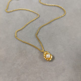 Colgante de collar chapado en oro de 18 quilates con incrustaciones de acero de titanio de color sólido de estilo simple