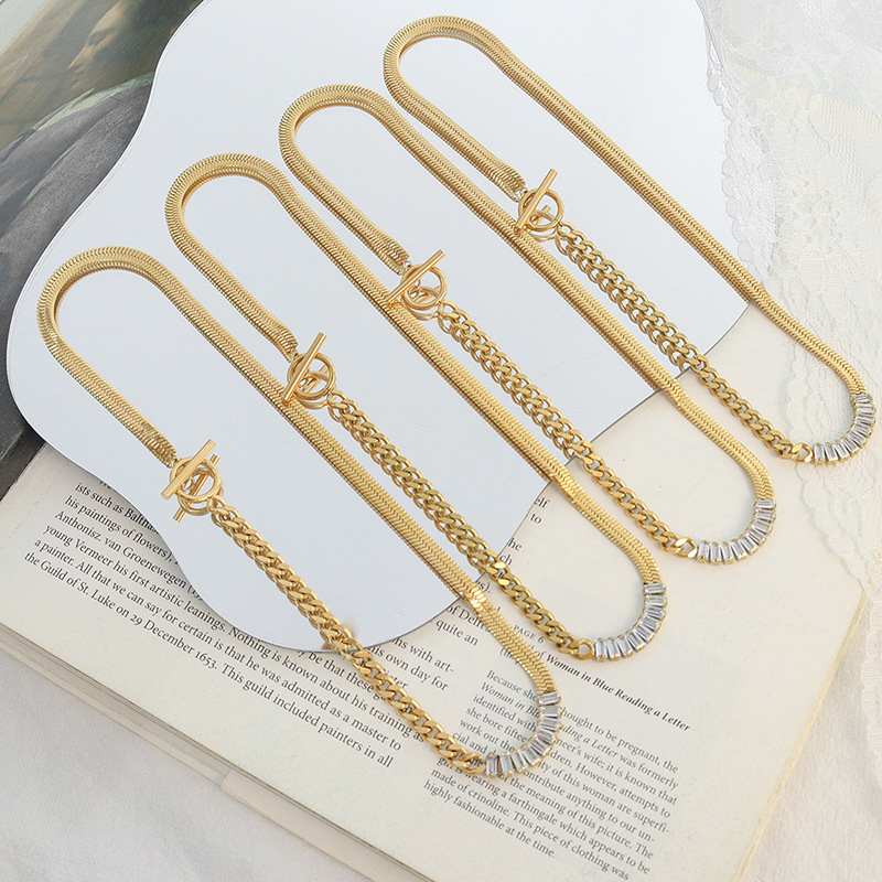 Cadena de clavícula de acero de titanio chapada en oro real de 18 quilates con costura de circonio con hebilla OT de moda