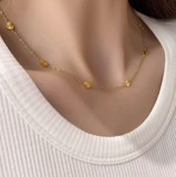 Collar chapado en oro de 18 quilates con revestimiento de acero de titanio en forma de corazón de estilo simple y elegante
