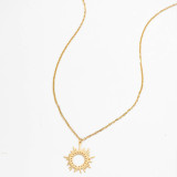 Collar en forma de sol de acero de titanio simple a la moda, cadena de clavícula chapada en oro de 14 quilates