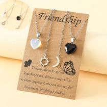 Cadena de clavícula de piedra natural en forma de corazón con tarjeta de amistad de sol y luna de acero inoxidable a la moda