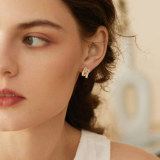 1 par de aretes chapados en plata de ley con incrustaciones de chapado irregular en forma de U, elegante, glamoroso, romántico, circón, chapado en oro de 14 quilates, chapado en oro blanco