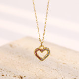 Collar con colgante chapado en oro con diamantes de imitación con incrustaciones de acero inoxidable con forma de corazón de estilo simple