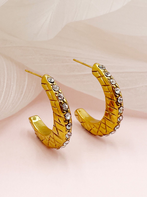 1 par de pendientes chapados en oro con circonita de acero inoxidable con incrustaciones de pulido en forma de C de estilo romano clásico elegante