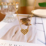 Elegante collar con colgante chapado en oro de 18 quilates con revestimiento de acero de titanio en forma de corazón