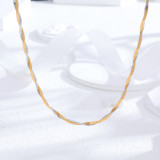 Collares acodados chapados en oro de acero de titanio de color sólido de estilo simple al por mayor